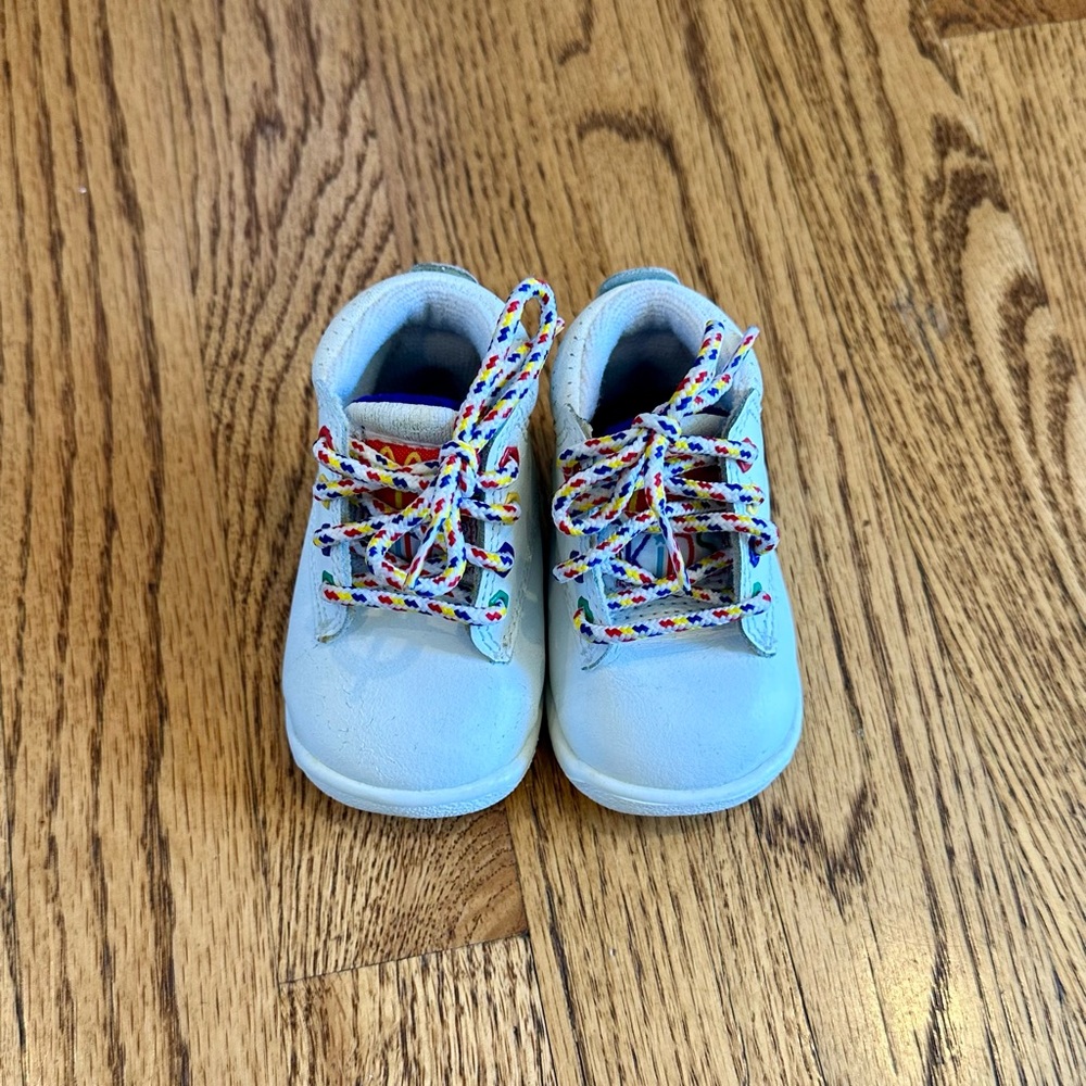 Vibrant Kids' Sneakers with Multicolor Laces